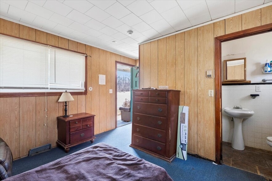 More Photos Of 1049 River Rd, Selkirk Hotel For Sale