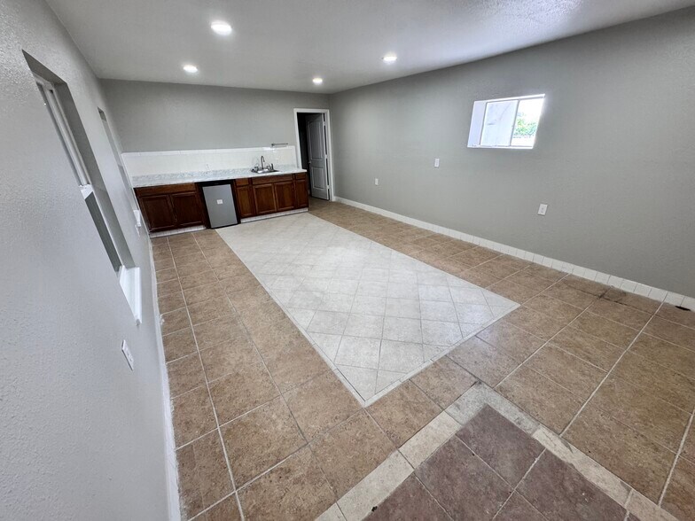 More Photos Of 2001 Zapata St, Freeport Manufacturing For Lease