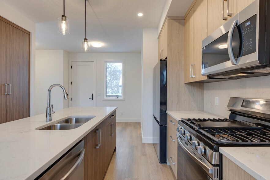 More Photos Of 2124 7 St NW, Calgary Apartments For Sale