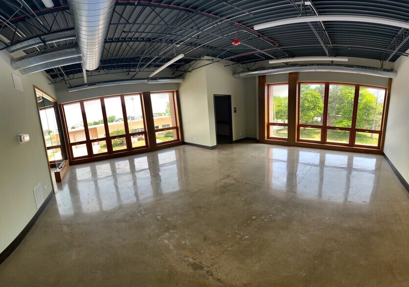More Photos Of 3005 MacArthur Blvd, Northbrook Flex For Lease