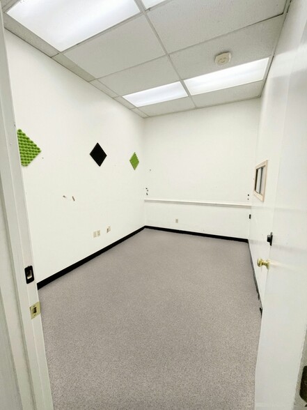 More Photos Of 5306-5346 Peters Creek Rd, Roanoke Showroom For Lease