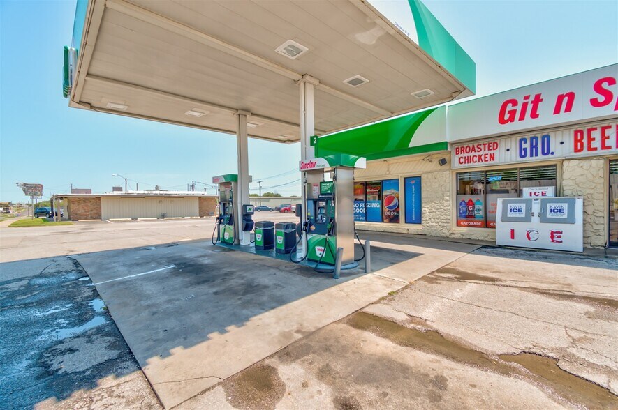 More Photos Of 1705 SW Frank Phillips Blvd, Bartlesville Service Station For Sale