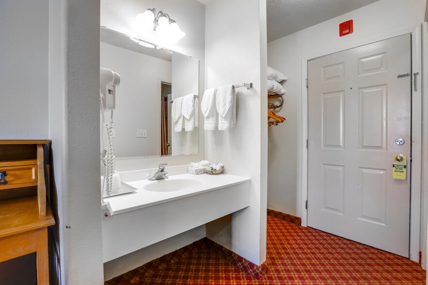 More Photos Of 2019 N Poplar St, Leadville Hotel For Sale