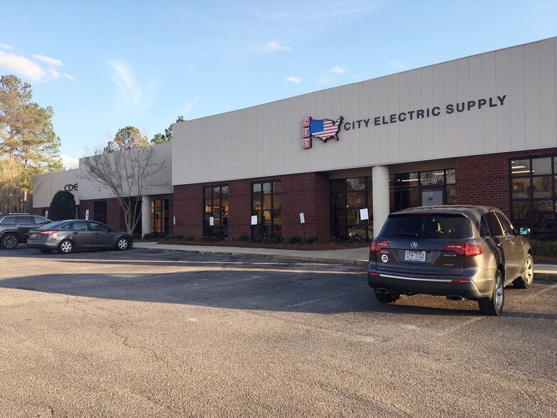 More Photos Of 221-229 James Jackson Ave, Cary Showroom For Lease