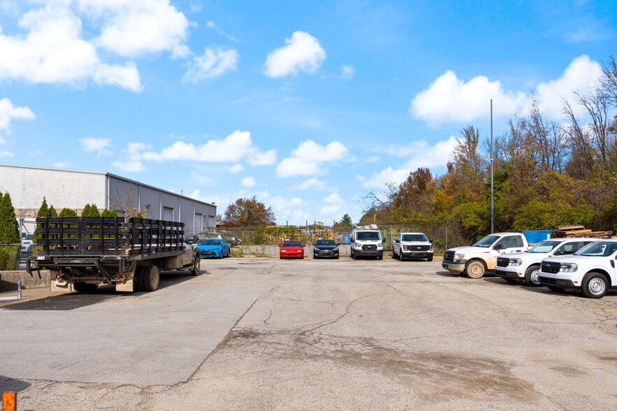 More Photos Of 3312 Gilmore Industrial Blvd, Louisville Warehouse For Lease