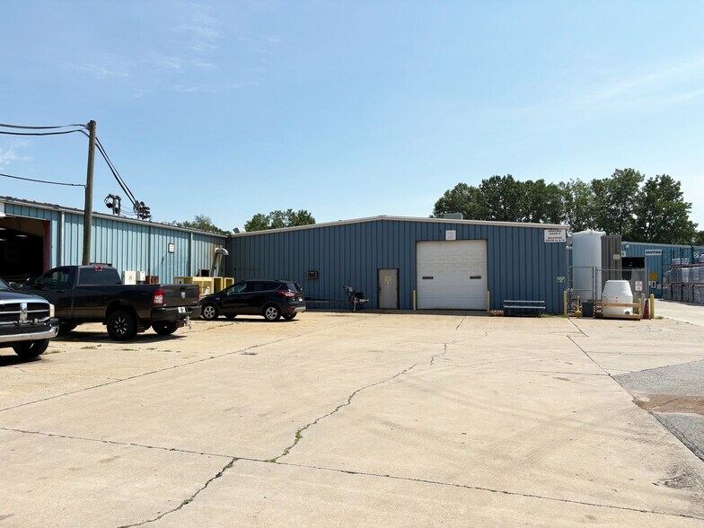 More Photos Of 3308 Charlotte Ave, Elkhart Manufacturing For Sale