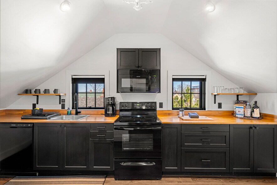 More Photos Of 409 The Hill, Portsmouth Hotel For Sale