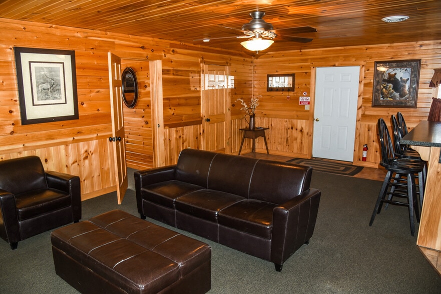 More Photos Of 32600 N State Route 44, Slate Run Hotel For Sale