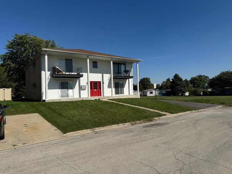 Primary Photo Of 374 Lynn Dr, Manteno Apartments For Sale