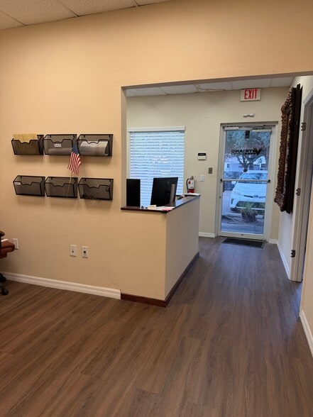 More Photos Of 1076 Business Ln, Naples Showroom For Sale