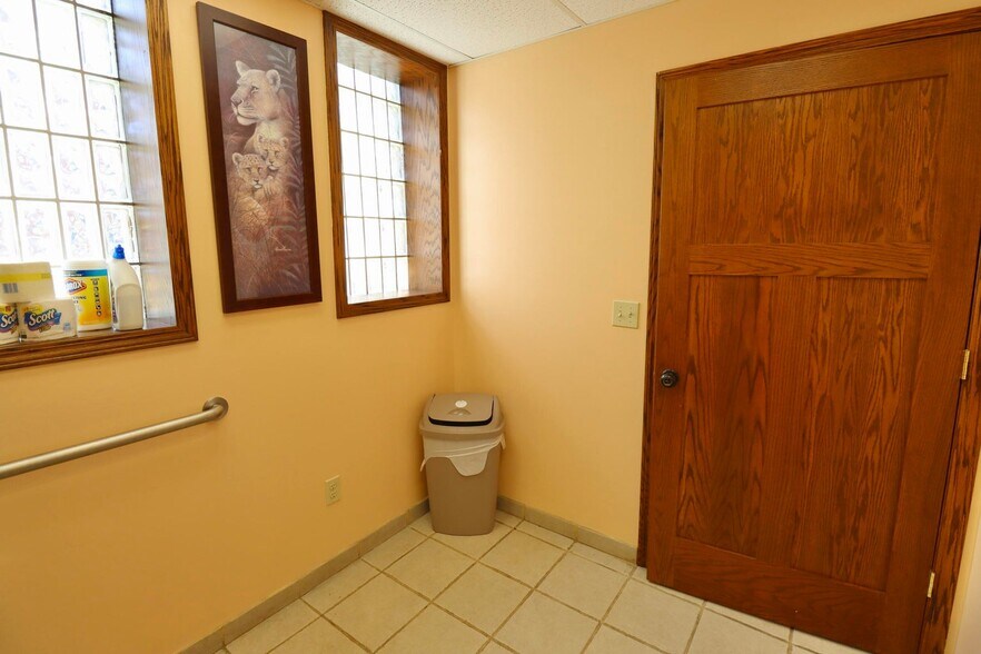 More Photos Of 414 Lincolnway, La Porte Office For Sale