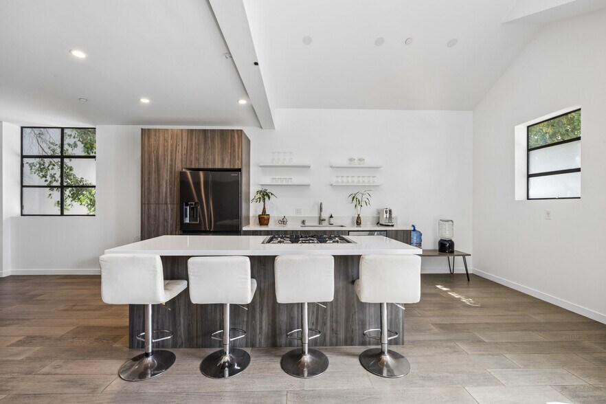 More Photos Of 1317 Cabrillo Ave, Venice Flex For Sale