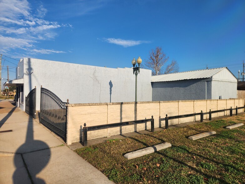 More Photos Of 101 E Main St, Humble Office For Sale