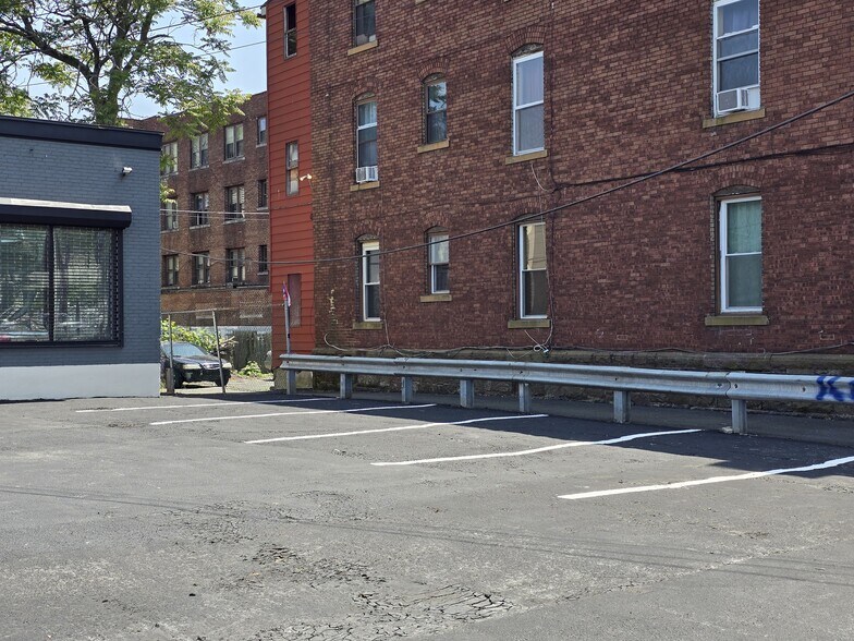 More Photos Of 54 Lawrence St, Hartford Freestanding For Sale