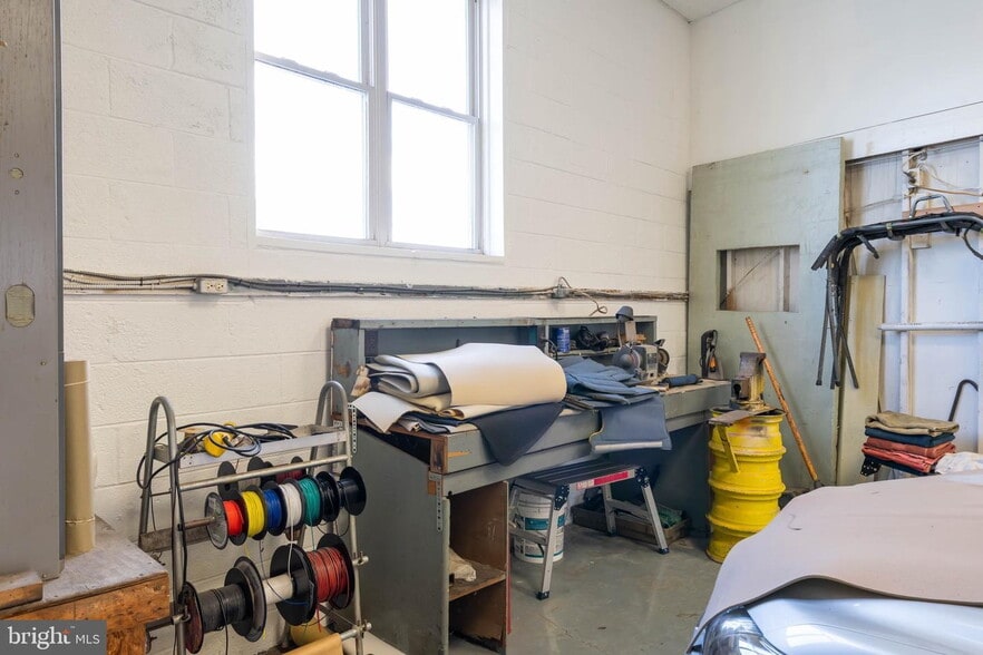 More Photos Of 112 Park Ave, Milford Flex For Sale