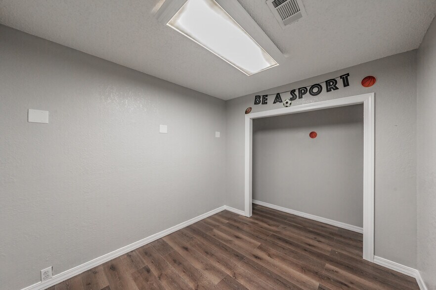 More Photos Of 7235 Glenview Dr, Richland Hills Office For Sale