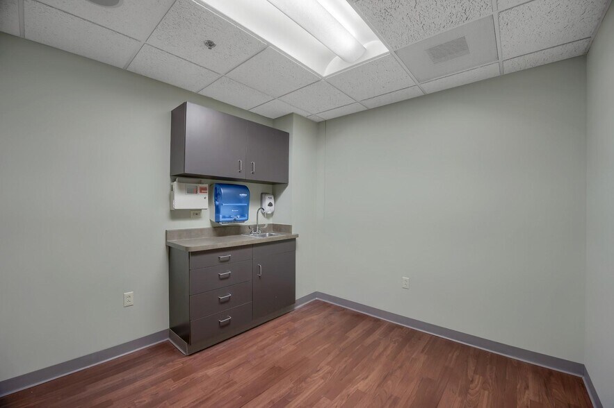 More Photos Of 21 Laurel Ave, Cornwall Medical For Lease