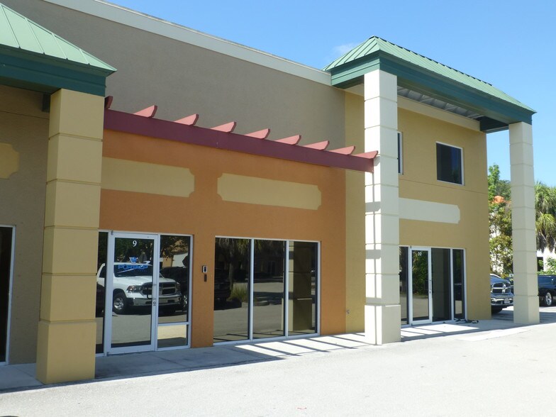 More Photos Of 1030 Collier Center Way, Naples Showroom For Lease