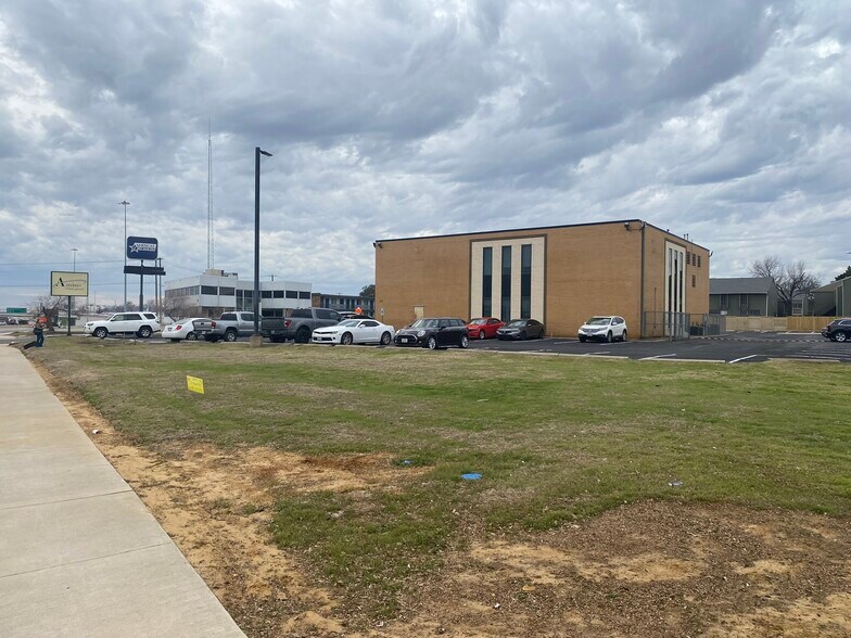 More Photos Of 223 NE Loop 820, Hurst Medical For Lease