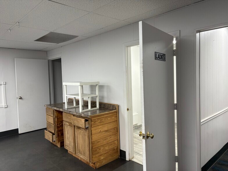 More Photos Of 2905 N Lincoln Rd, Escanaba General Retail For Sale