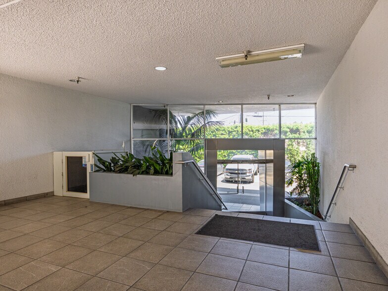 More Photos Of 5155 W Rosecrans Ave, Hawthorne Loft Creative Space For Sale