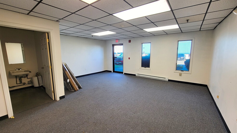 More Photos Of 10 Kendrick Rd, Wareham Flex For Lease