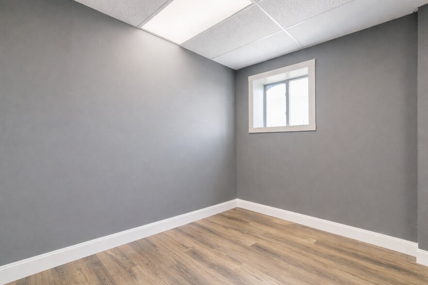 More Photos Of 435-437 Old Country Rd, Westbury Storefront For Lease