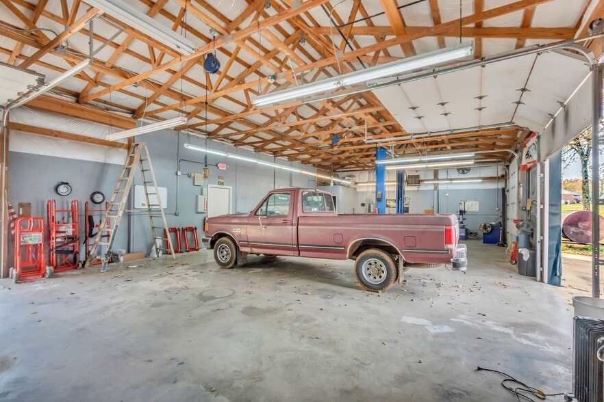 More Photos Of 6522 Polk Ln, Columbia Auto Repair For Sale