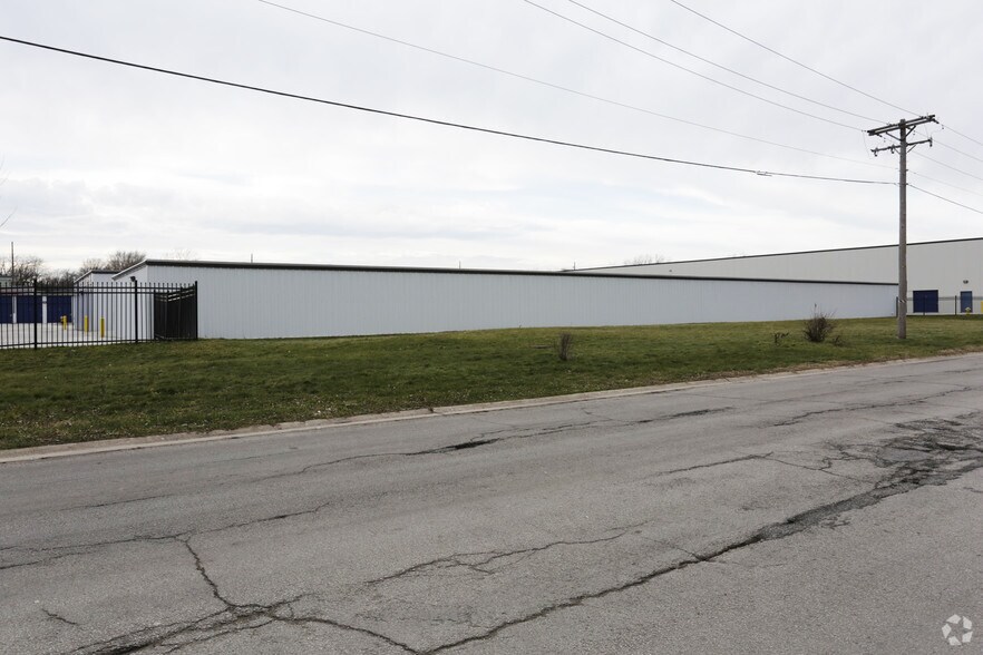 More Photos Of 16650 Albany Ave, Markham Self Storage For Lease