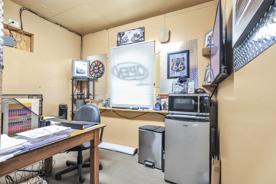 More Photos Of 101 Caney Pl, Glenwood Auto Repair For Sale