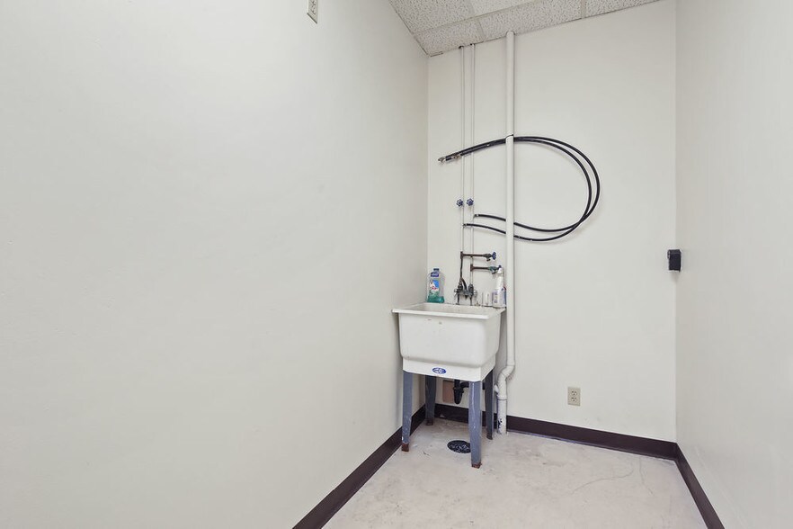 More Photos Of 110-114 S Rum River Dr, Princeton General Retail For Lease