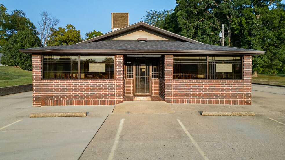 More Photos Of 924 N Main St, Mountain Grove Restaurant For Sale