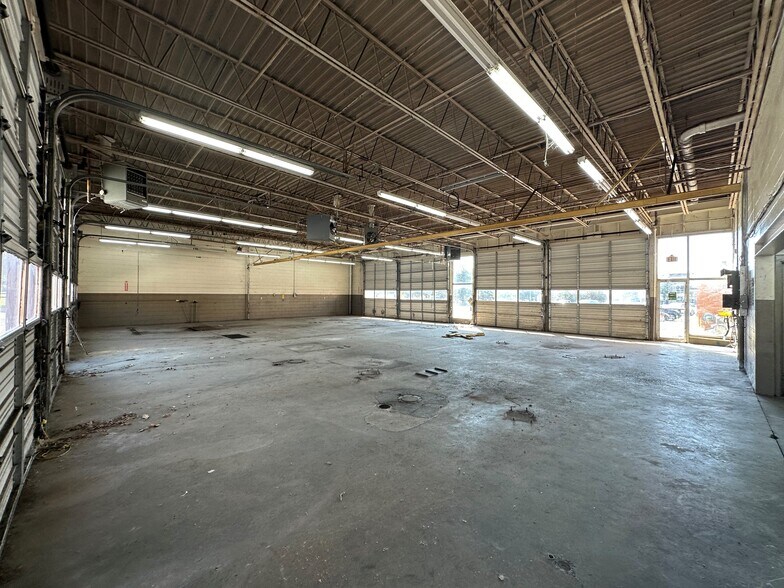 More Photos Of 1022 Wilmer Ave, Anniston Auto Repair For Sale