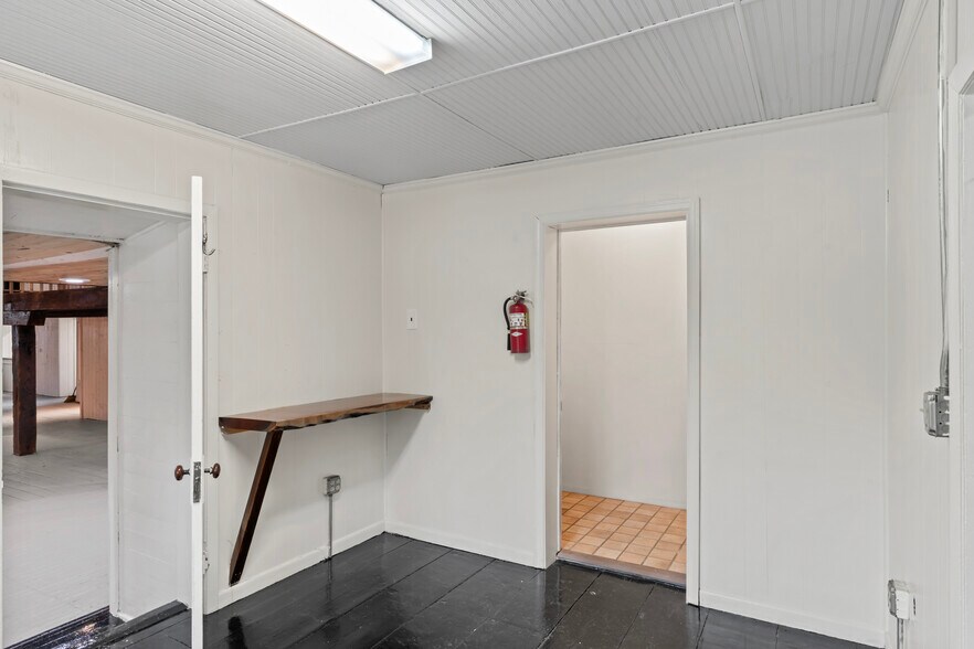 More Photos Of 20704 Ashburn Rd, Ashburn Unknown For Lease