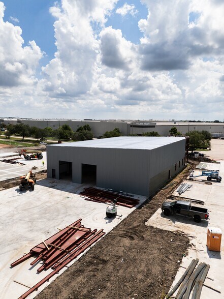More Photos Of 13620 S Gessner Rd, Missouri City Warehouse For Lease