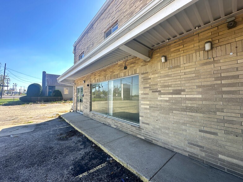 More Photos Of 4505 N Main St, Dayton Storefront Retail Office For Lease