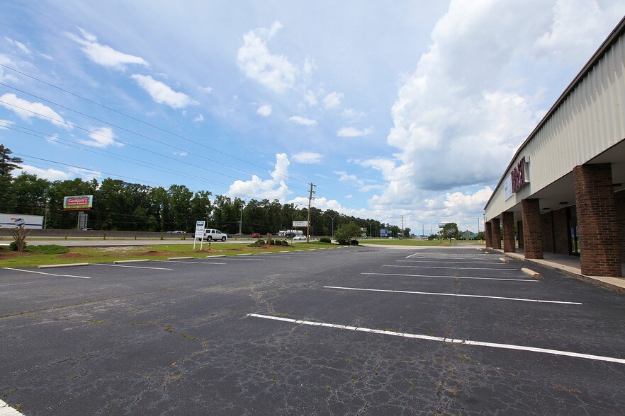 More Photos Of 4330 Kahn Dr, Lumberton General Retail For Lease