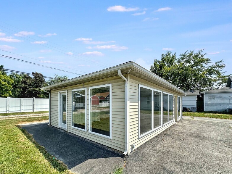 More Photos Of 1112 S Park Ave, Herrin Office For Lease