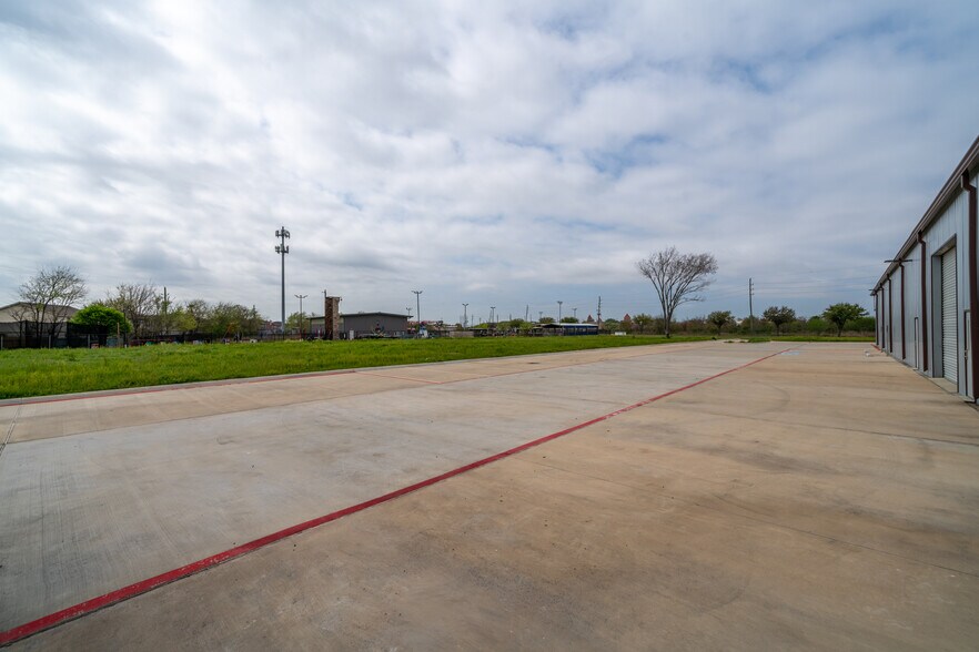 More Photos Of 6424 Queenston Blvd, Houston Light Distribution For Sale