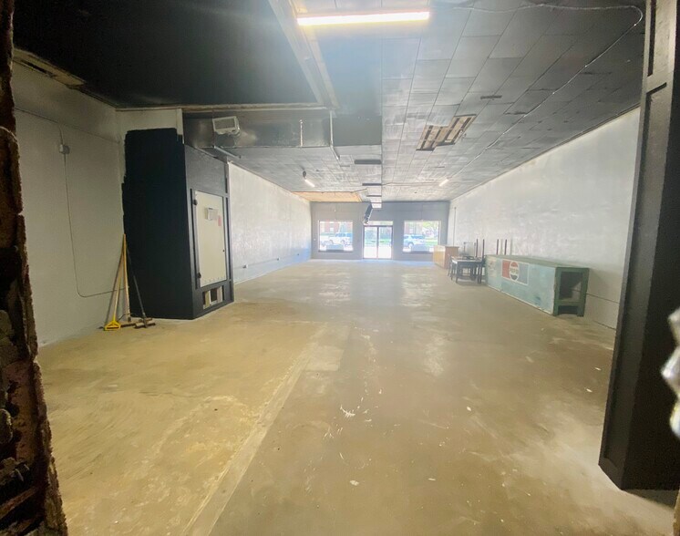 More Photos Of 114 W Ikard St, Henrietta Office For Sale