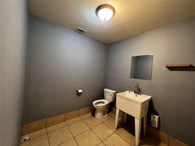 More Photos Of 3381 Acton School Rd, Granbury Warehouse For Lease