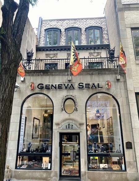 Primary Photo Of 112 E Oak St, Chicago Storefront For Lease