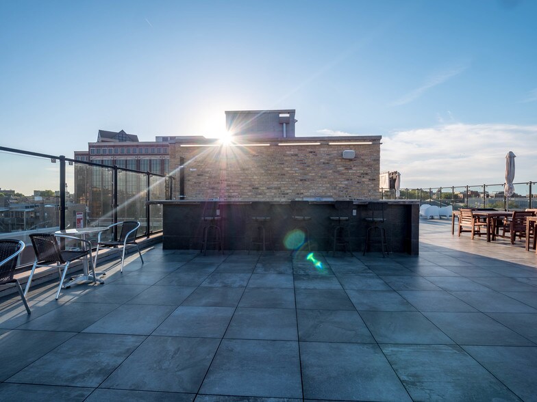 More Photos Of 3033-3035 N Clark St, Chicago Office For Sale