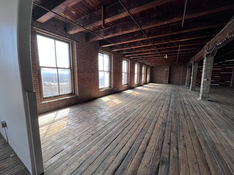 More Photos Of 1420 W 13th Ter, Kansas City Warehouse For Lease