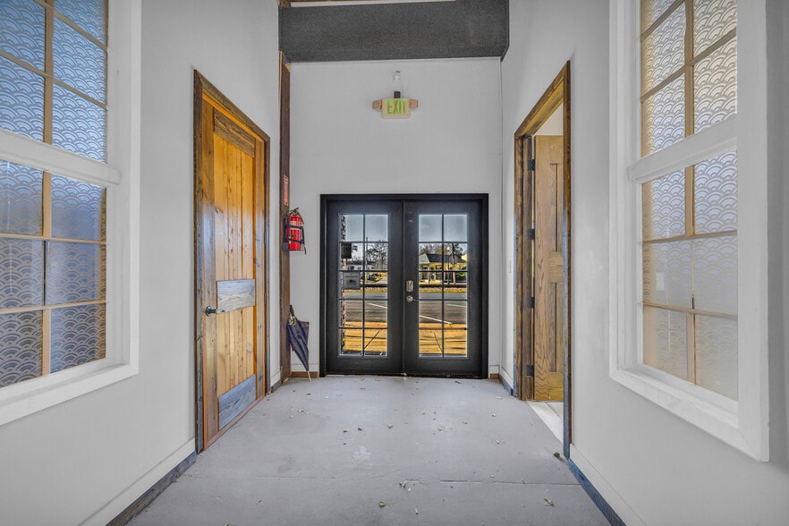 More Photos Of 1642 S Broad St, Commerce General Retail For Lease