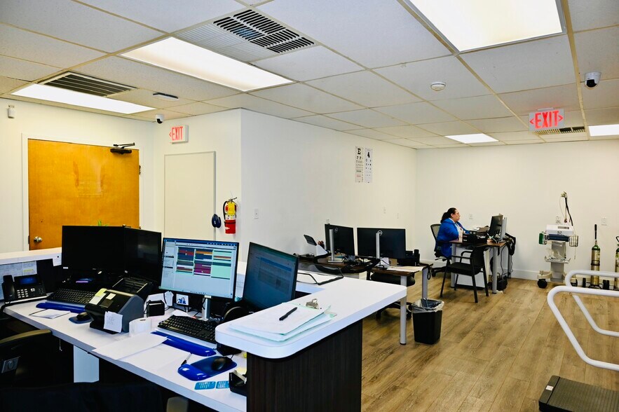 More Photos Of 8000-8004 N Armenia Ave, Tampa Medical For Lease