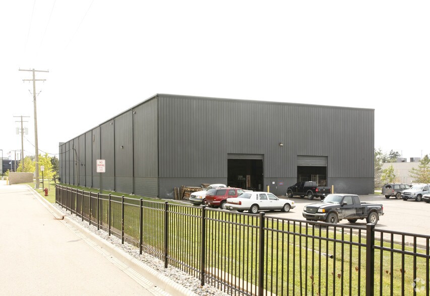 More Photos Of 51100 Grand River Ave, Wixom Manufacturing For Lease