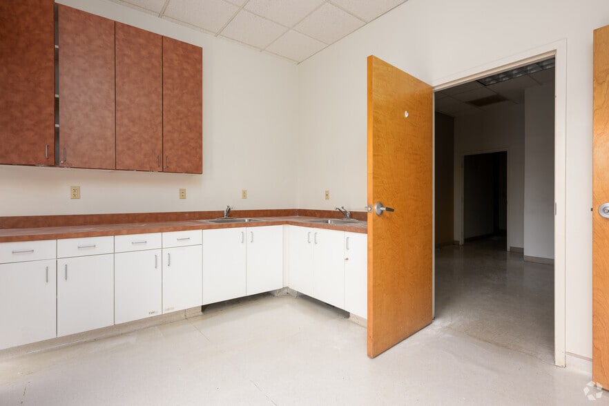 More Photos Of 7360 W Friendly Ave, Greensboro Unknown For Lease