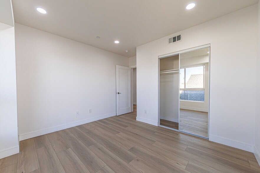 More Photos Of 5436 Romaine St, Los Angeles Apartments For Sale