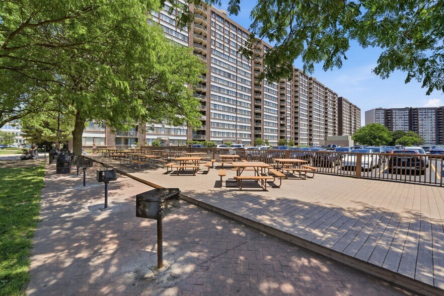 More Photos Of 5441 N East River Rd, Chicago Apartments For Lease